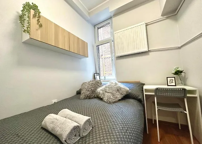 Mmrent Oak Room